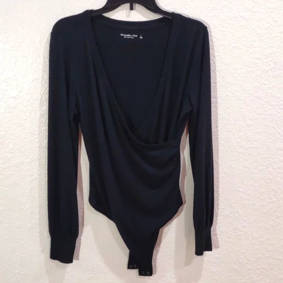 ABERCROMBIE & FITCH TOP. - Picture 1 of 11